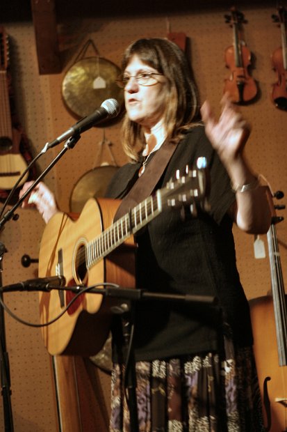 Mary_McCaslin_2004-05-16@2118-30